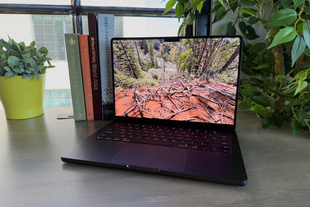 Apple 14-inch MacBook Pro (M5, 16GB, 1TB, 2025)