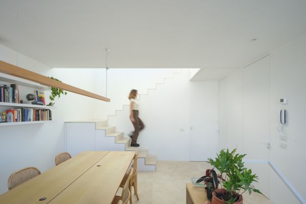 The studio connects with the living area via a broad staircase that joins the spaces vertically and guides visitors upwards to the social heart of the house.
