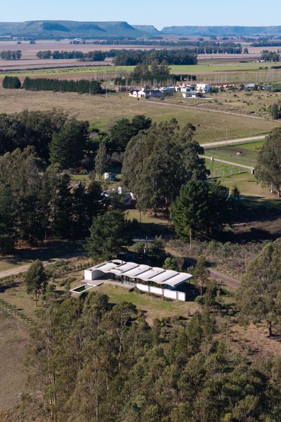 A Wave of Concrete Caps This Glass-Walled Home in Argentina