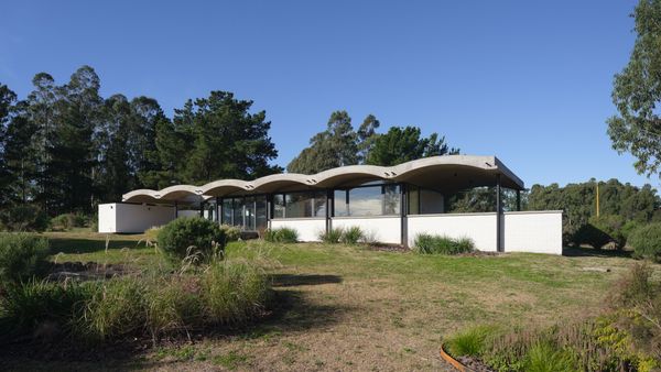A Wave of Concrete Caps This Glass-Walled Home in Argentina