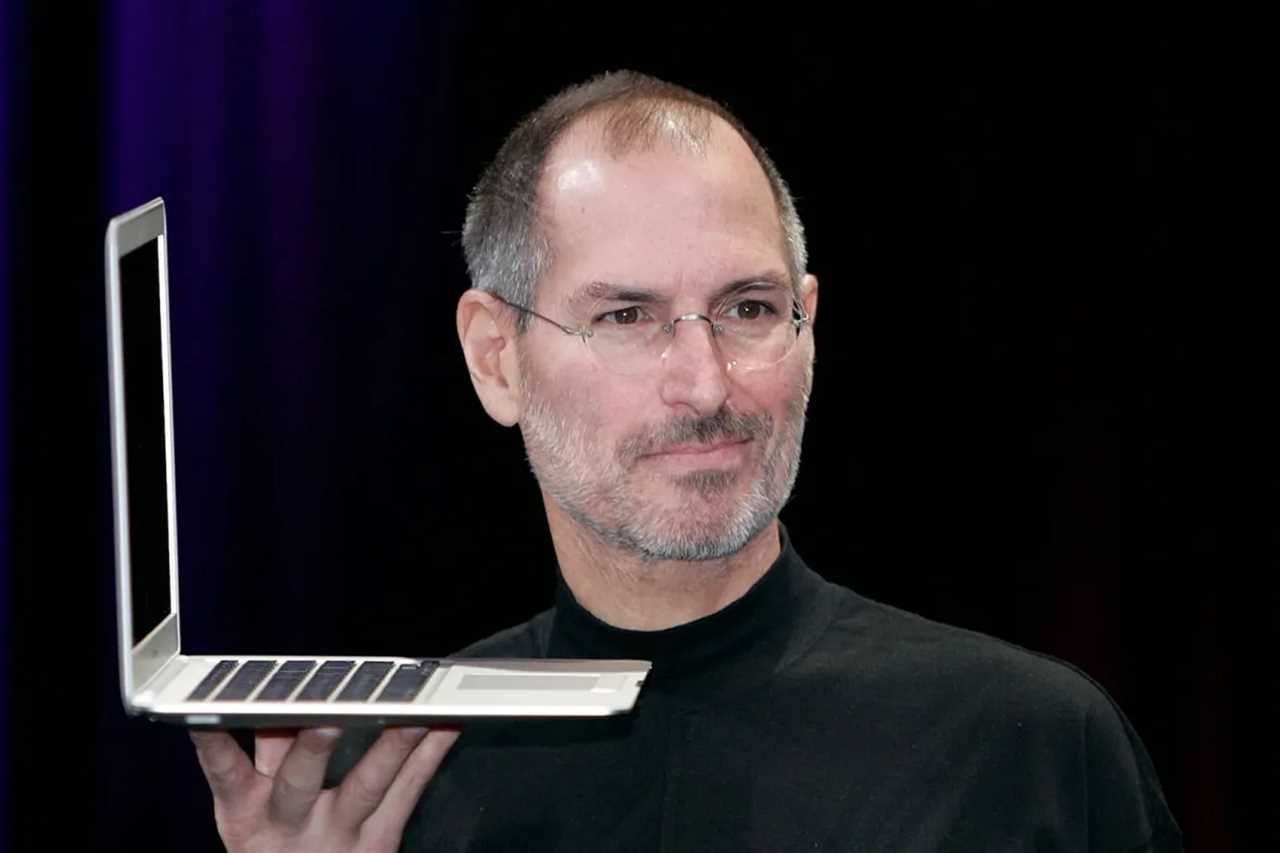 Steve jobs holding the MacBook Air at Macworld san francisco 2008
