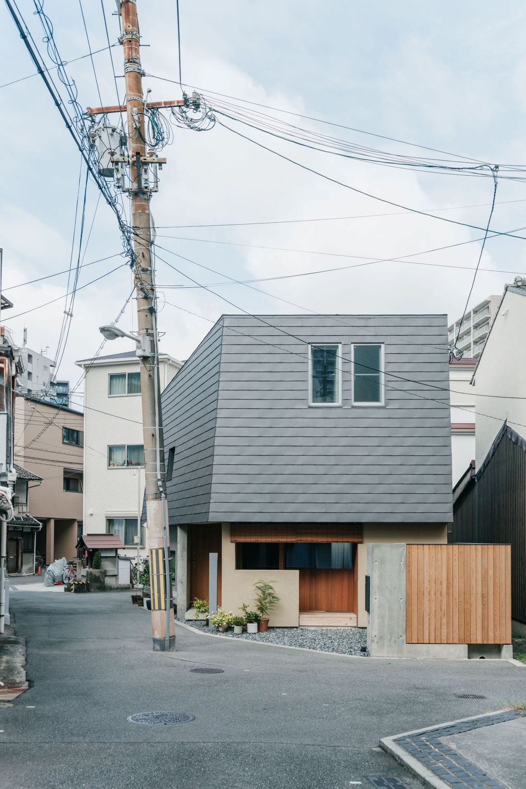 In Osaka, a Small Neighborly Home Has Benches for Passersby