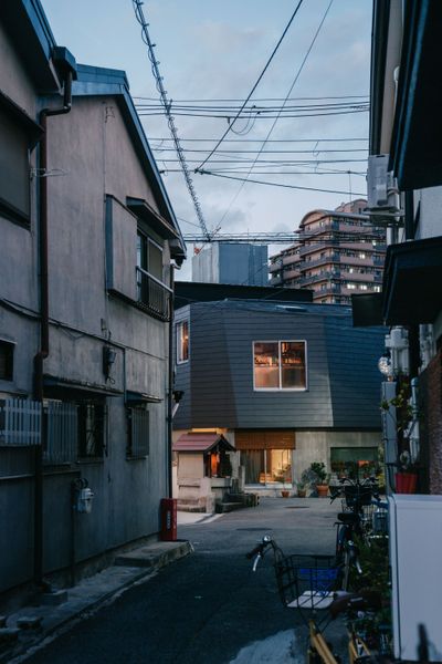 In Osaka, a Small Neighborly Home Has Benches for Passersby