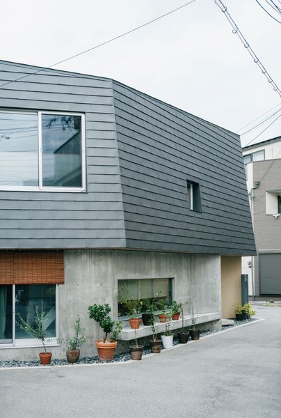 In Osaka, a Small Neighborly Home Has Benches for Passersby