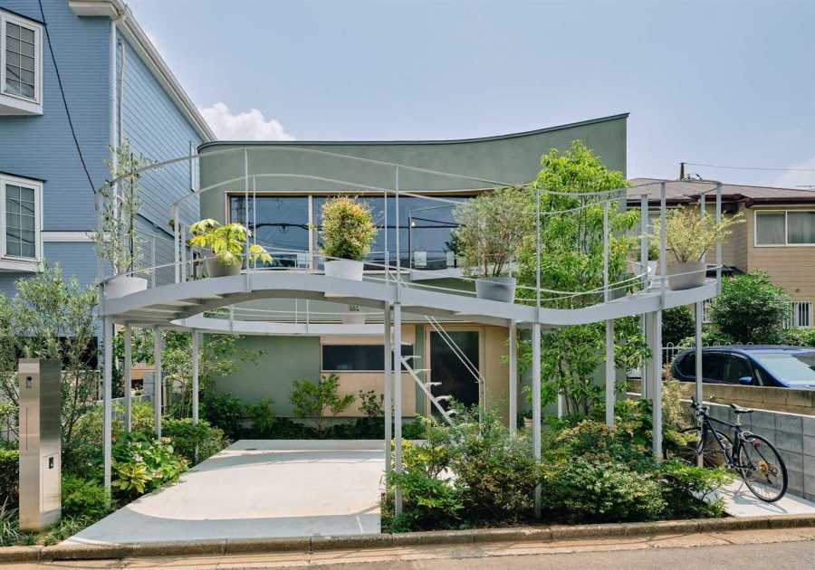 A Curvy Catwalk Dotted With Plants Buffers a Tokyo Home From the Street