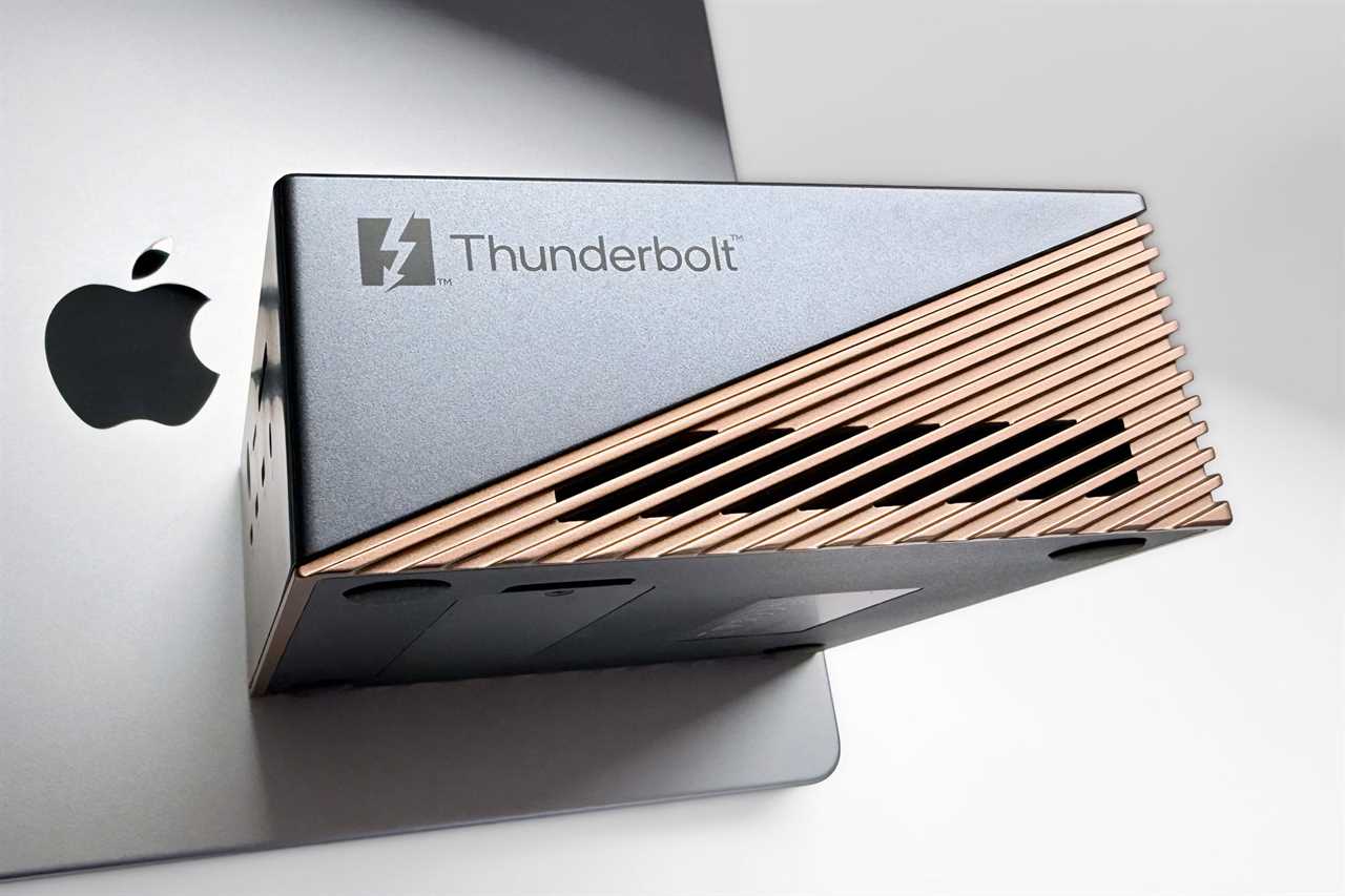 Ugreen Maxidok 17 in 1 Thunderbolt 5 Docking Station on MacBook 2