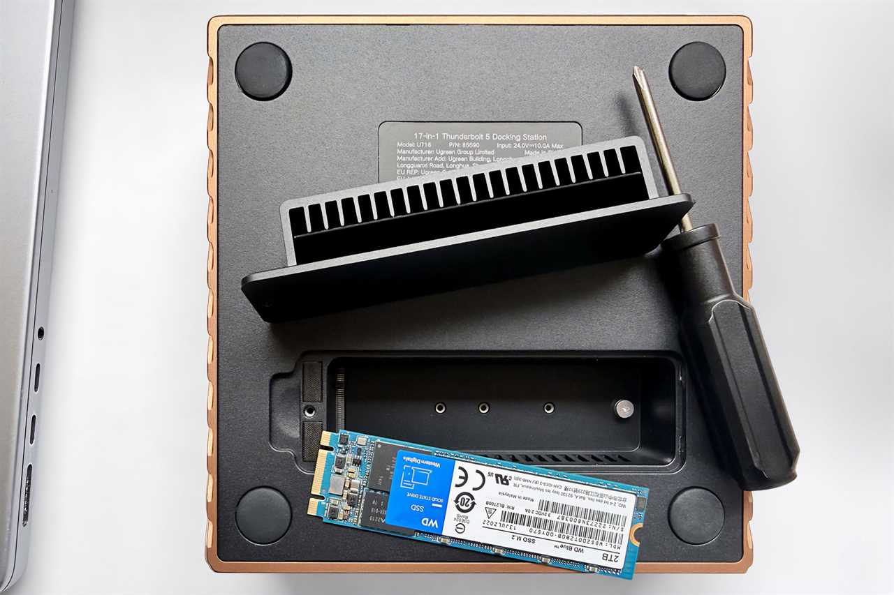 Ugreen Maxidok 17-in-1 Thunderbolt 5 Docking Station SSD slot