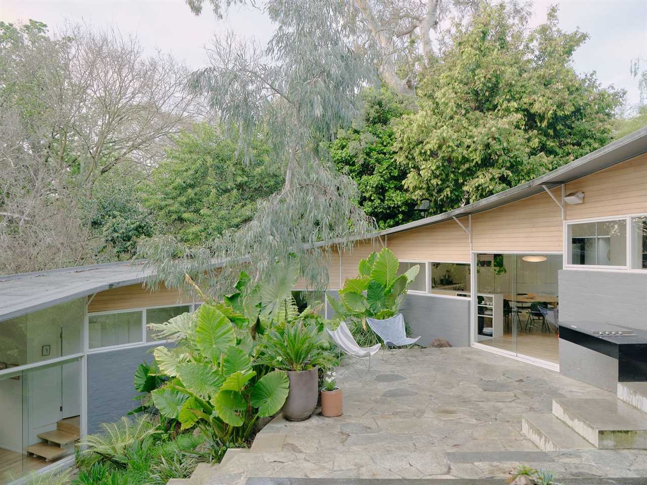 An Expansion Preserves What Makes This Brisbane Midcentury So Renowned