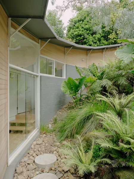 An Expansion Preserves What Makes This Brisbane Midcentury So Renowned