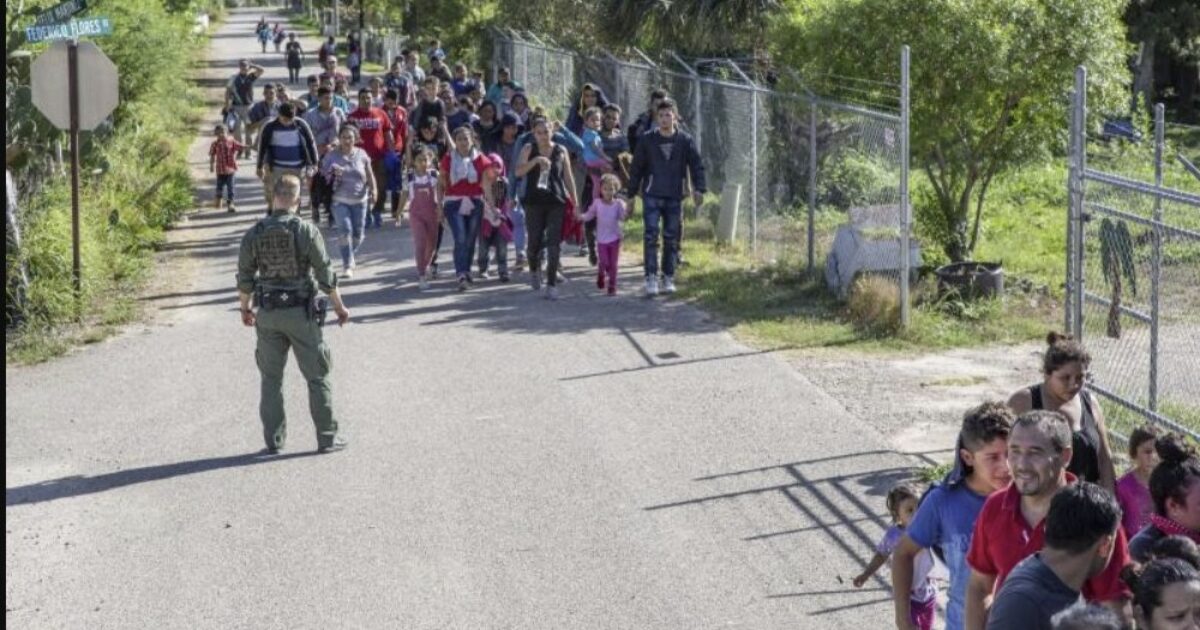 Poll Finds Majority of Americans View Democrats as an ‘Open Borders’ Party