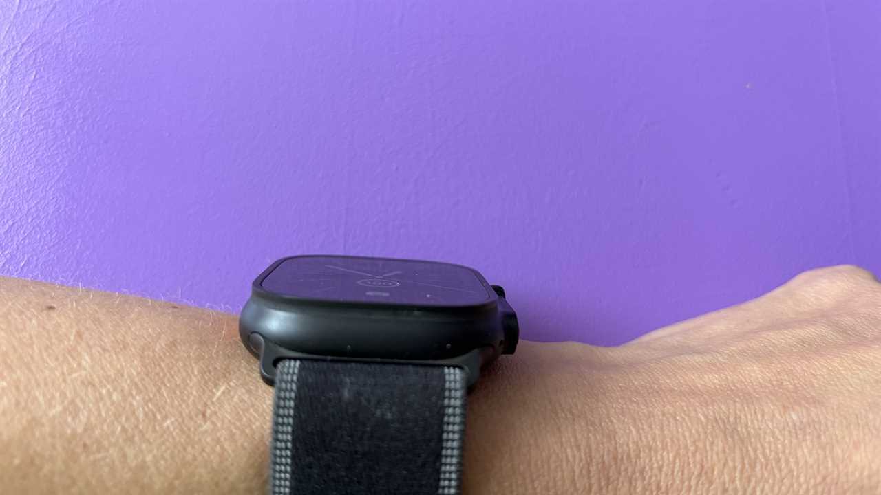 Display der Apple Watch Ultra 3 unter einem scharfen Winkel