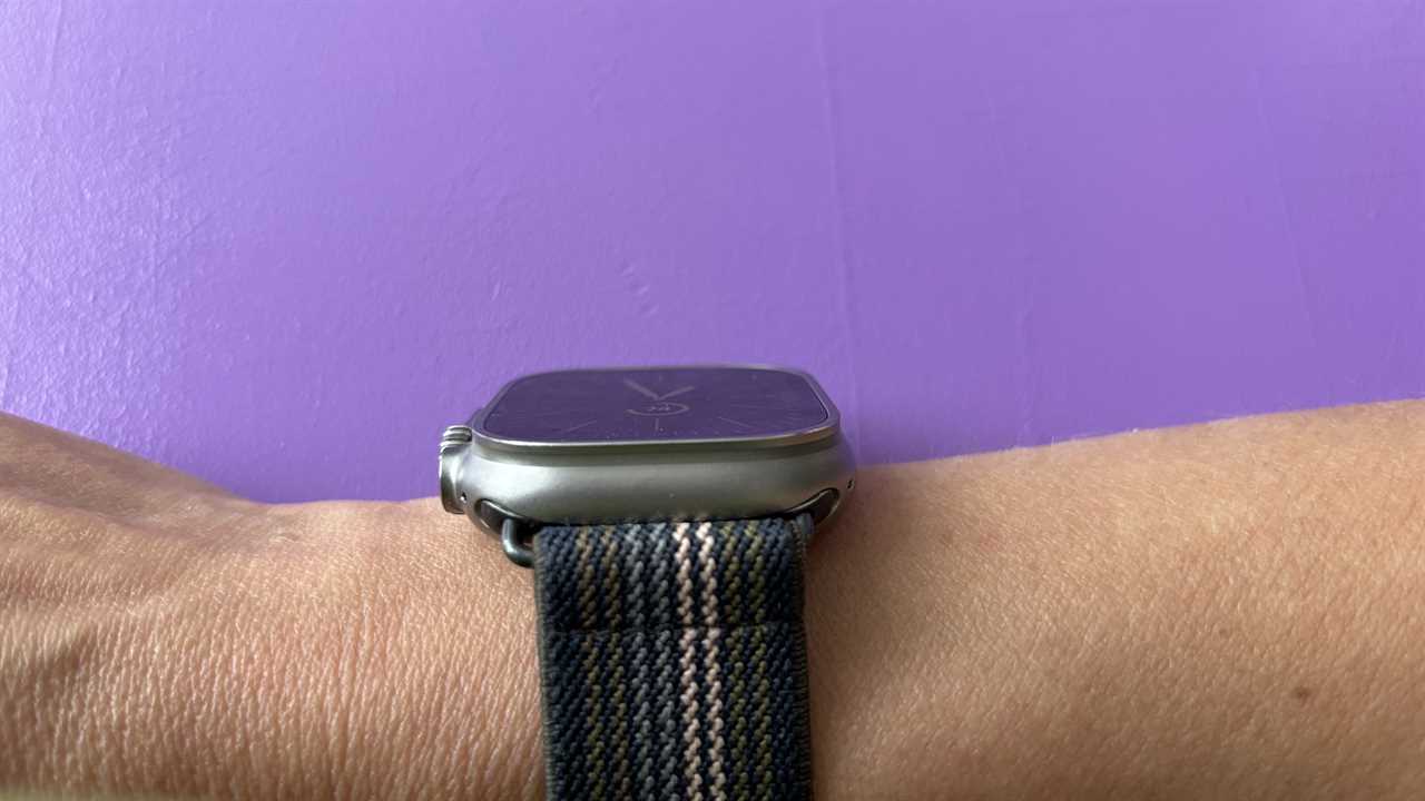 Display der Apple Watch Ultra 1 unter einem scharfen Winkel