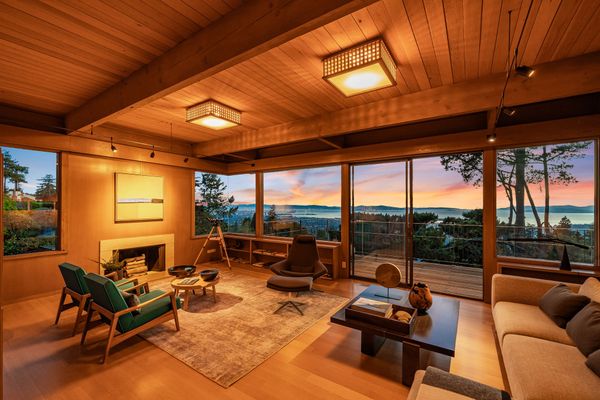 Hattam pushed the western facade toward the Bay, offsetting it from the neighboring homes on either side, and the result is sightlines that open not just to the west but to the north and south as well: a panorama stretching from Marin across San Francisco and down the Peninsula, with the Golden Gate Bridge front and center.