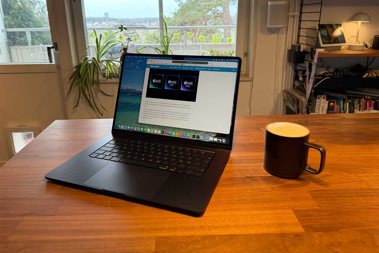 Macbook Air M5 på bänk med kaffekopp.