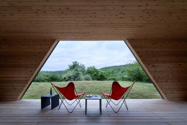 The architects oriented the house, and the porch’s largest opening, toward the east to optimize natural light and views toward the hillside.