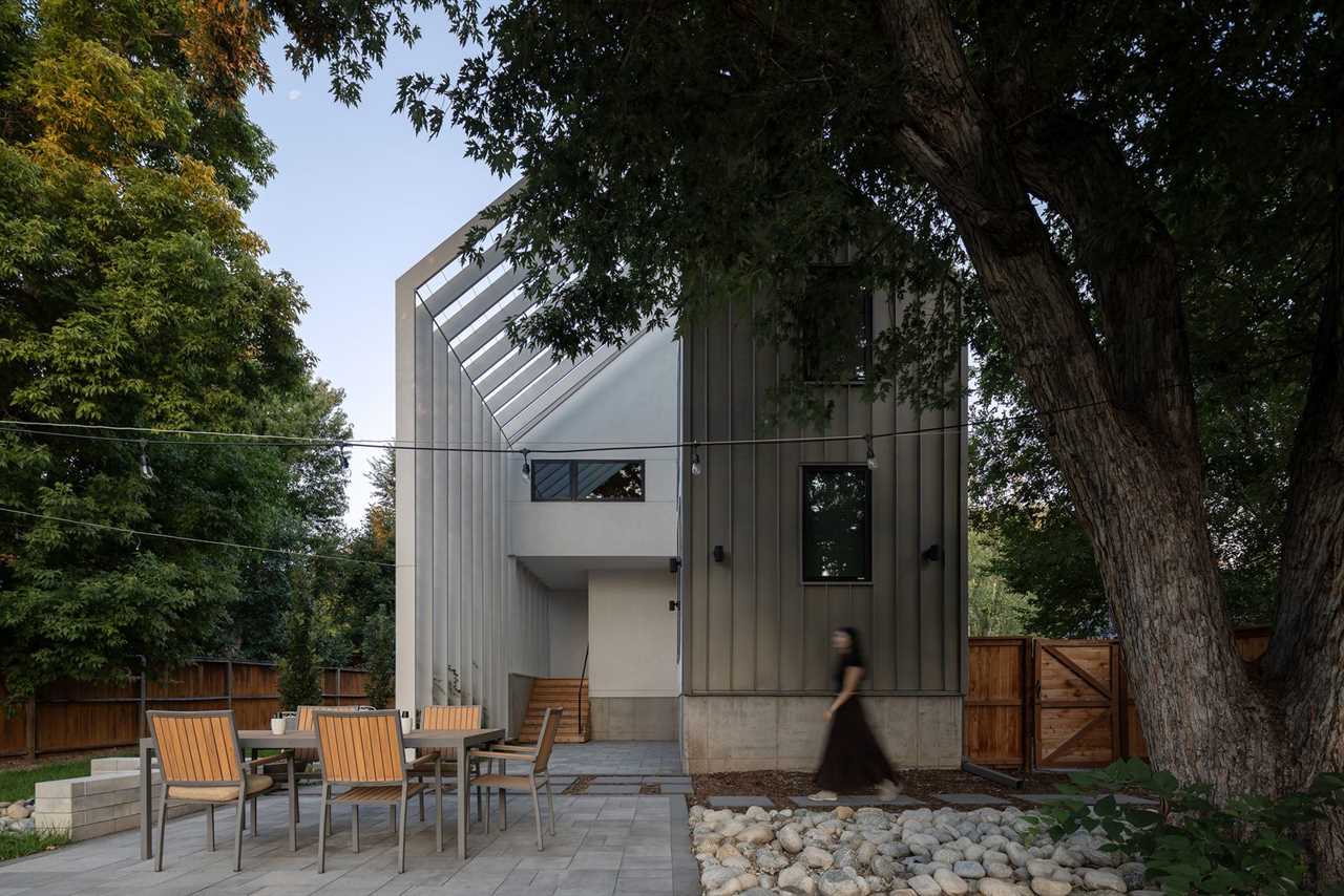 A Soaring Library in This Boulder Home Makes the Bookshelf Wealth Trend Look Like Small Potatoes