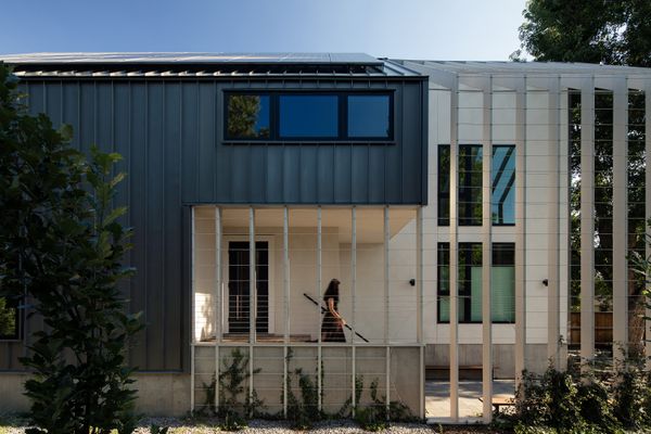 A Soaring Library in This Boulder Home Makes the Bookshelf Wealth Trend Look Like Small Potatoes
