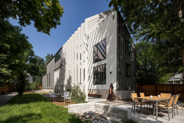 A Soaring Library in This Boulder Home Makes the Bookshelf Wealth Trend Look Like Small Potatoes