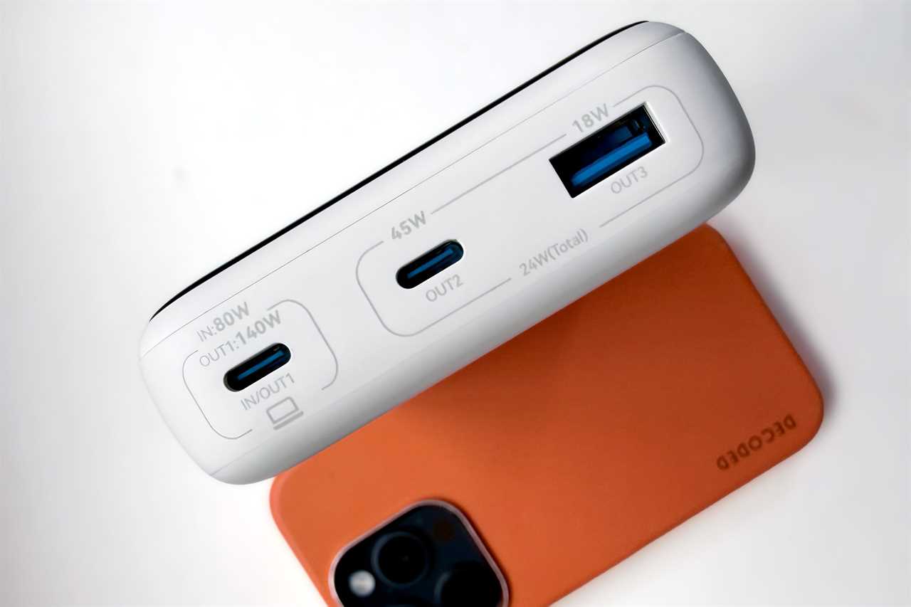 Iniu P64 140W 25K Power Bank ports