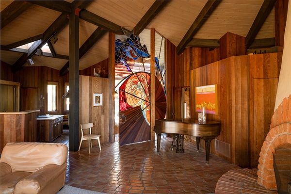 The ’70s Are Alive and Well in This Curvaceous SoCal Home Seeking $2.5M