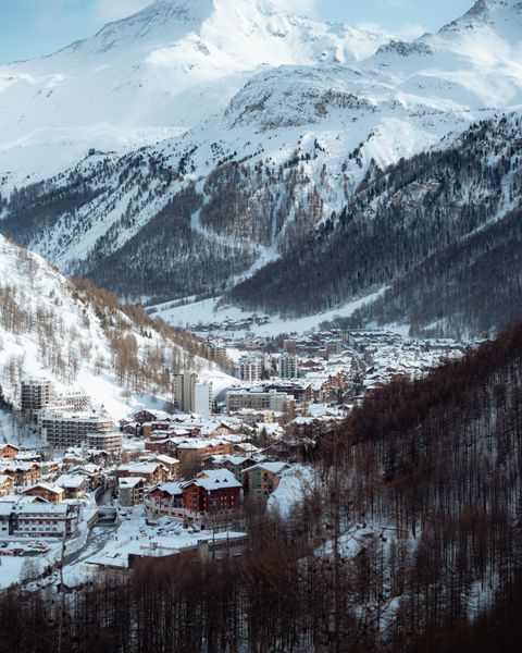 Both Chalet Hibou and Chalet Pelerin are located in the historic hamlet of Le Miroir in France’s Tarentaise Valley.