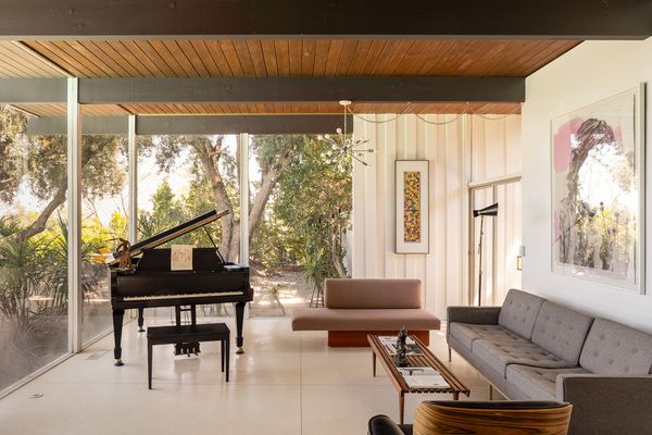 The architects, Jones and Emmons, garnered widespread acclaim for their work on California residential architecture. Although this home was a collaboration with developer Harlan Lee, the duo notably often worked with Joseph Eichler.