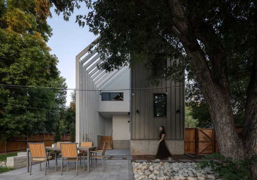 A Soaring Library in This Boulder Home Makes the Bookshelf Wealth Trend Look Like Small Potatoes