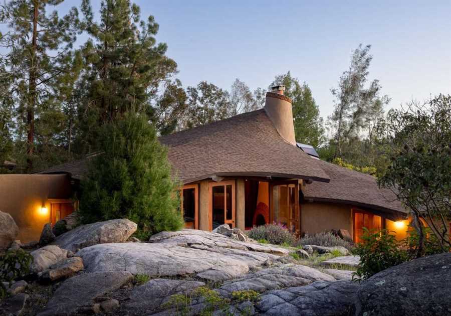 The ’70s Are Alive and Well in This Curvaceous SoCal Home Seeking $2.5M