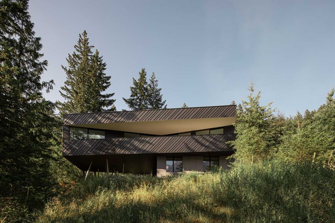The Outdoor Conversation Pit at This British Columbia Home Will Give You Something to Talk About