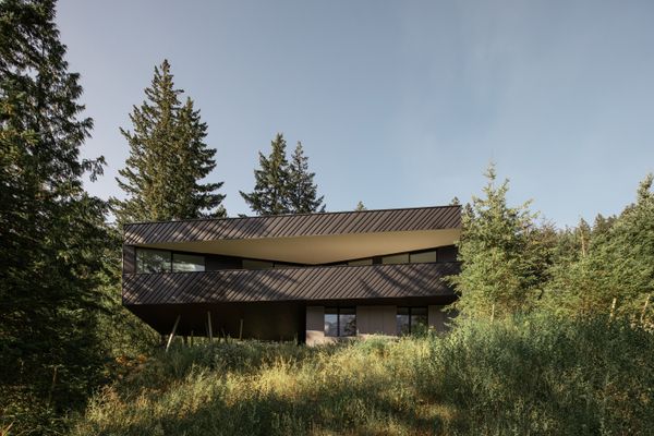 The Outdoor Conversation Pit at This British Columbia Home Will Give You Something to Talk About