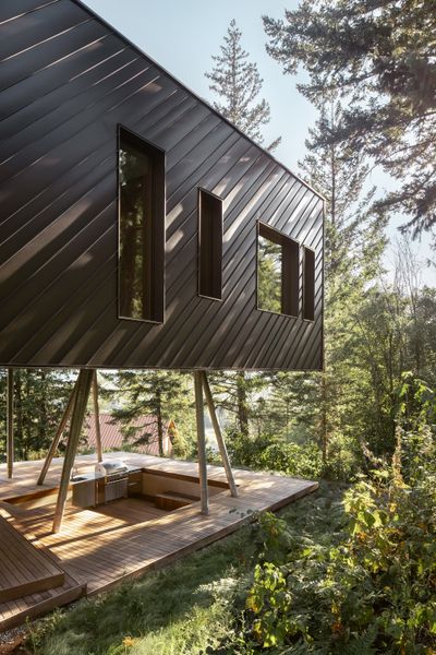 The Outdoor Conversation Pit at This British Columbia Home Will Give You Something to Talk About