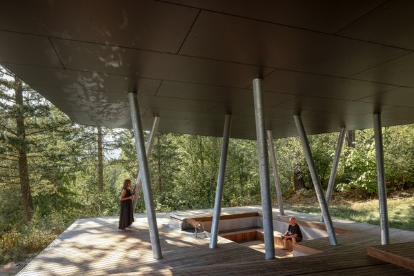 The Outdoor Conversation Pit at This British Columbia Home Will Give You Something to Talk About