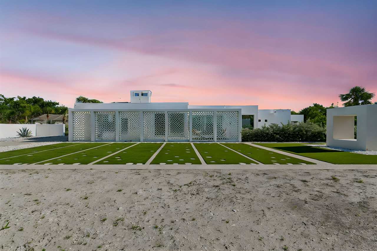 An Archetypal Sarasota School Home Nestled in Siesta Key Asks $3.3M