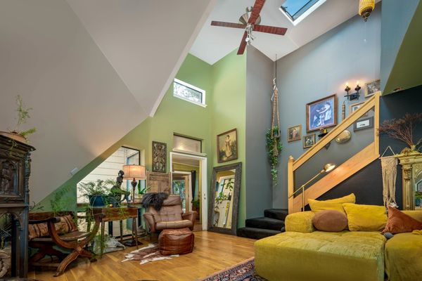 Set in the Sierra Nevada foothills, the home is nestled between Sacramento and ski destinations like Alta and Tahoe.