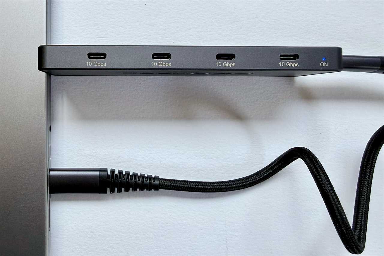 EZQuest USB 4 Dual Display 8 in 1 Hub Pro Series USB C ports