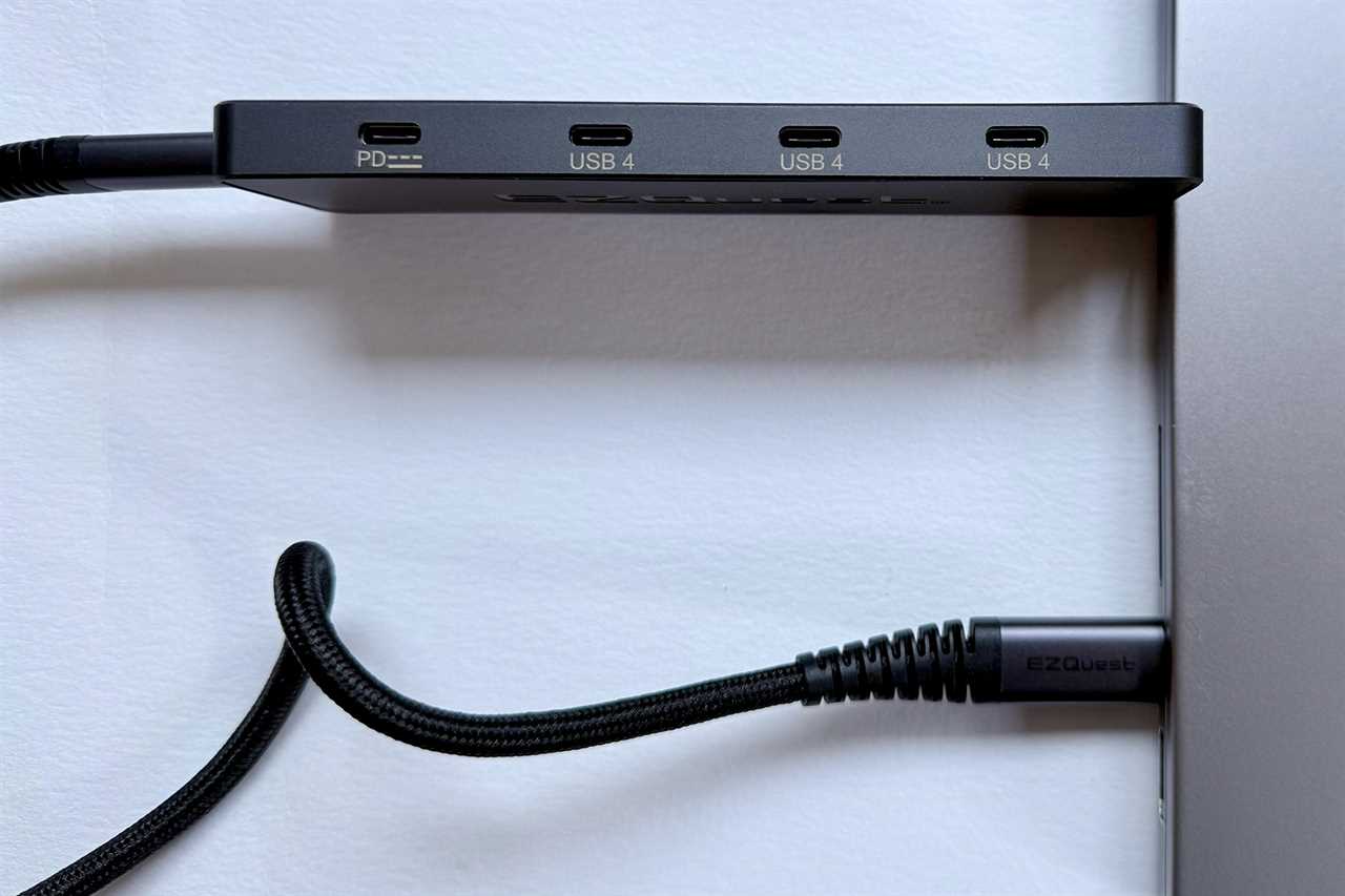 EZQuest USB 4 Dual Display 8 in 1 Hub Pro Series USB4 ports