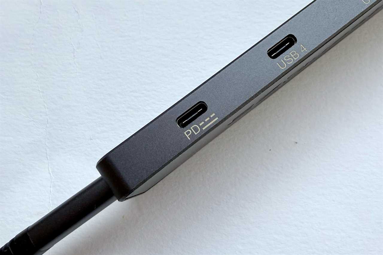 EZQuest USB 4 Dual Display 8 in 1 Hub Pro Series PD port
