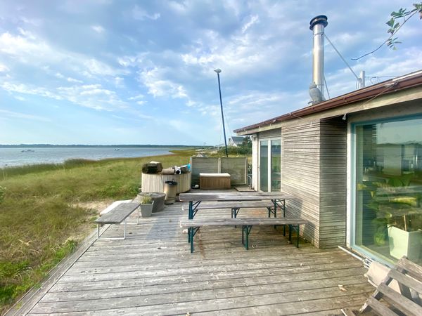 In 2011, Daniel and Julie bought a modest 1950s house in Lazy Point, a charming enclave on the East End of Long Island. They loved the coastal parcel and thought their three children would enjoy being able to kayak, paddleboard, and go boating right from their backyard.