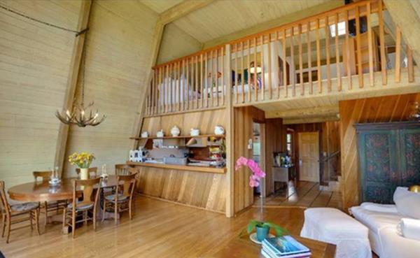 Musician couple Deena Robertson and Austin Bisnow went looking for an A-frame after a psychic told them they were going to buy a house soon. They purchased one in Topanga that felt like it had potential.