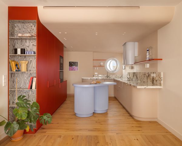 The color palette of the home is largely neutral, based on Royal Flax by Benjamin Moore. The interior of the red storage units is covered in a veneer Ettore Sottsass designed for ALPI.