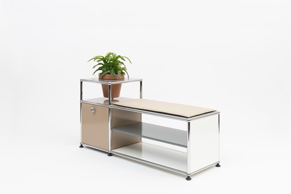 Why Are These Sleek Shelving Systems From the ’60s Suddenly Everywhere?
