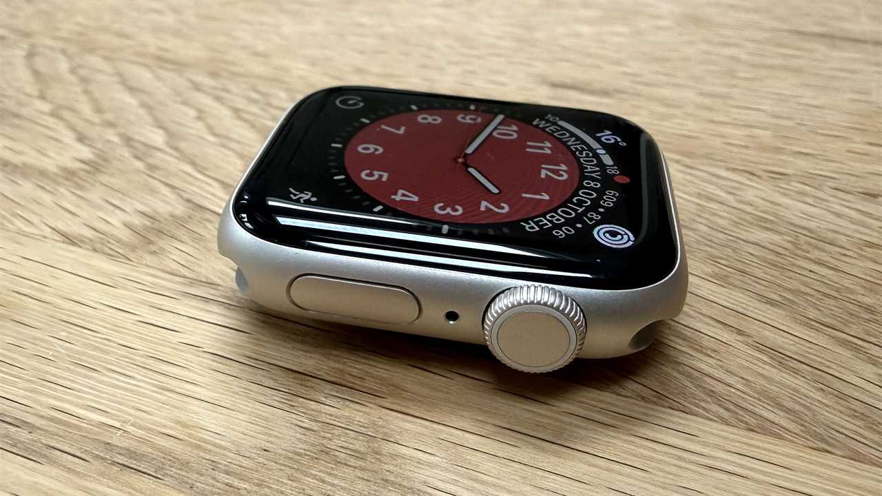 Apple Watch SE 3 review: Side view
