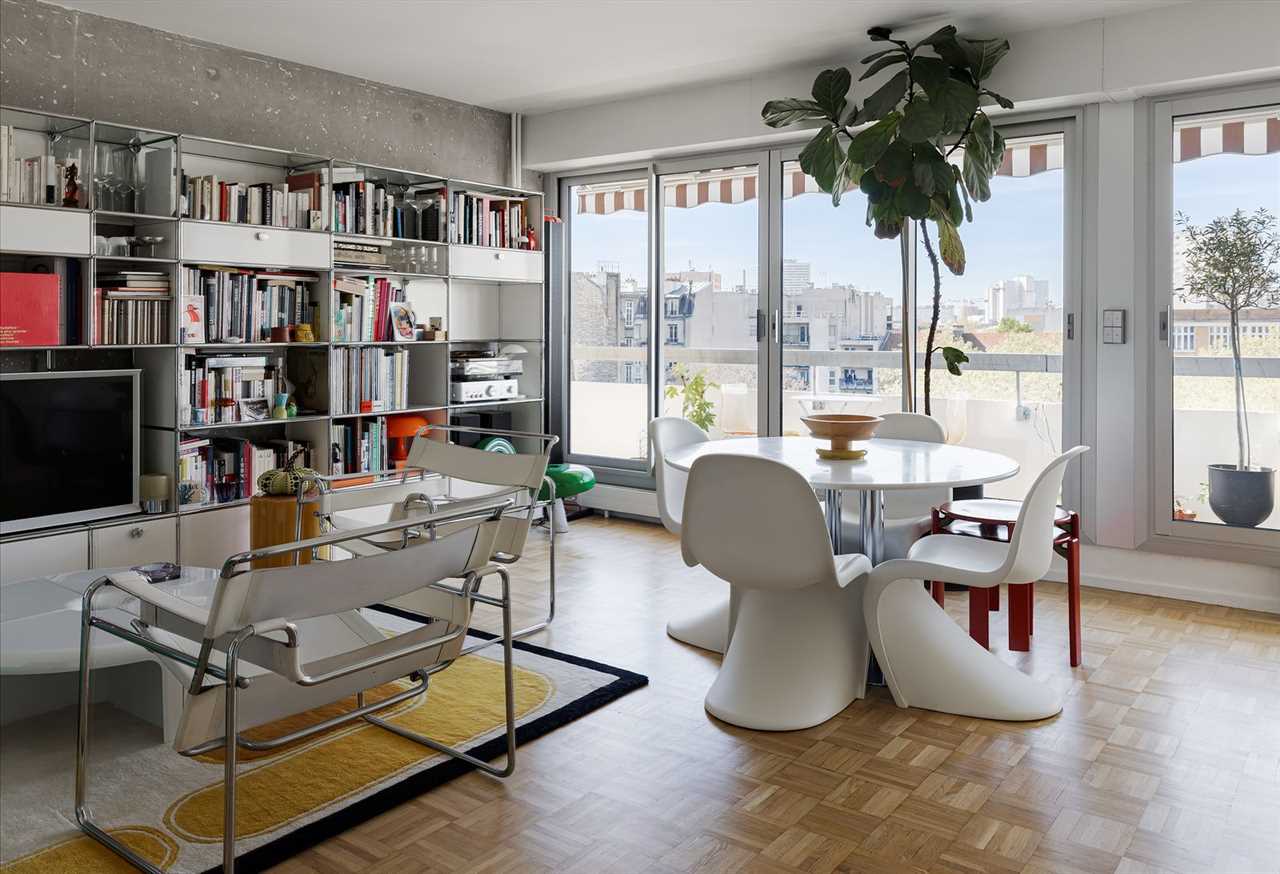 In Paris, a ’70s Flat With Skyline Views Seeks €570K