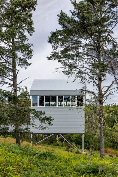 Standard industrial galvalume—an aluminum-zinc alloy—wraps the exterior in durable, low-maintenance cladding.