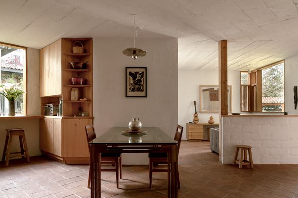 The ground floor has an open kitchen, dining area, and living area. Constantino planned the layout to accommodate his mother’s needs in later years: by closing off the half wall seen in the background and adding a door, the space can be converted into a one-bedroom apartment. The upper floor could become an independent unit.