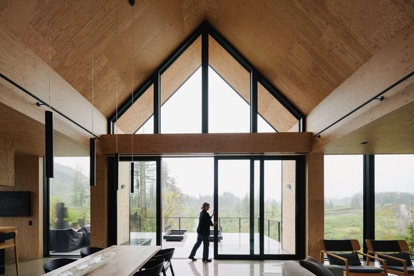 Vaulted mass plywood ceilings and custom polygon Marvin Ultimate windows draw light deep into the main living space, while large Marvin Ultimate sliding doors open directly onto the deck.