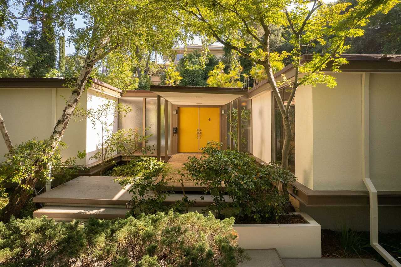 Lush Foliage Surrounds This Serene Pasadena Midcentury Listed for $3.9M