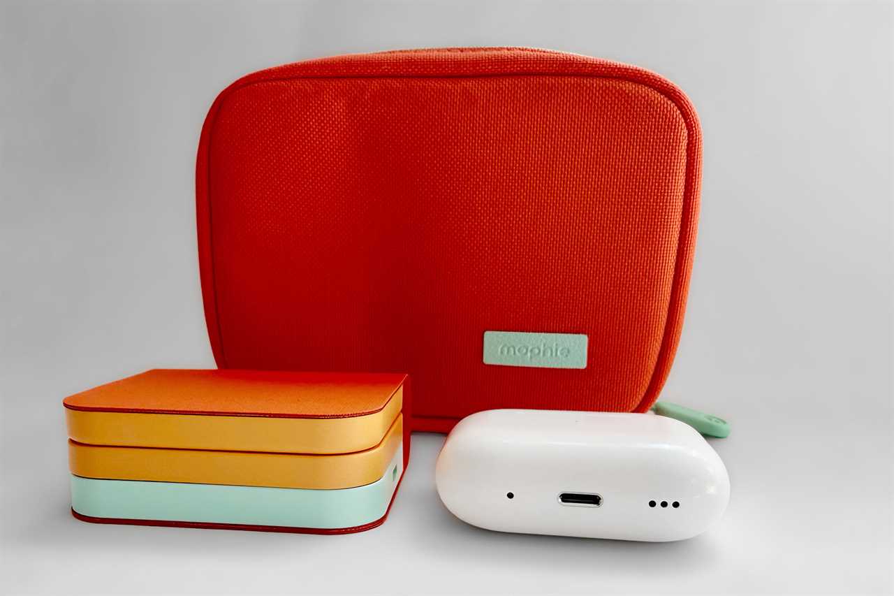 Mophie 3 in 1 Travel Charger side