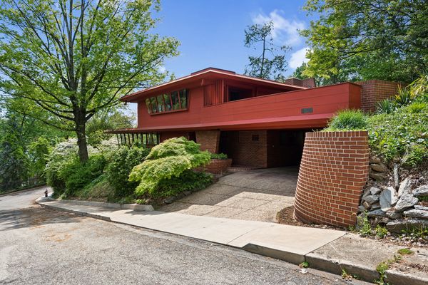 The Abraam Steinberg House was built between 1949 and 1951 by Peter Berndtson and Cornelia Brierly, former apprentices of Lloyd Wright who had worked on Fallingwater.