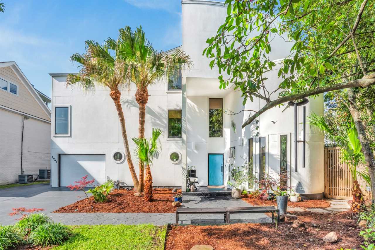 Every Story in This $1.9M Lake Pontchartrain Home Comes Framed in Glass